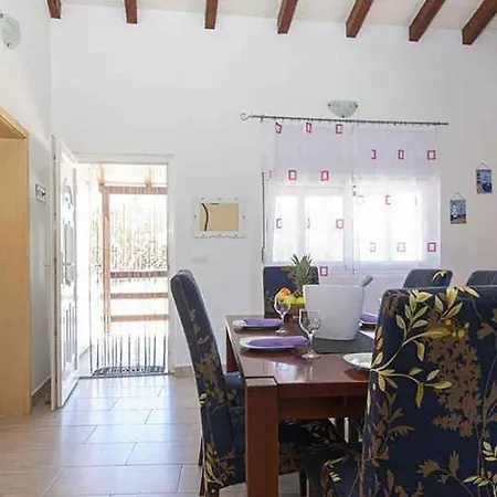 Casa de Férias Amazing In With Outdoor Swimming Pool *