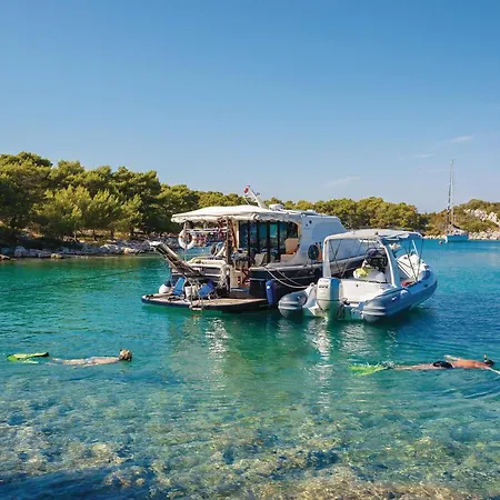 2 Bedroom Stunning In *