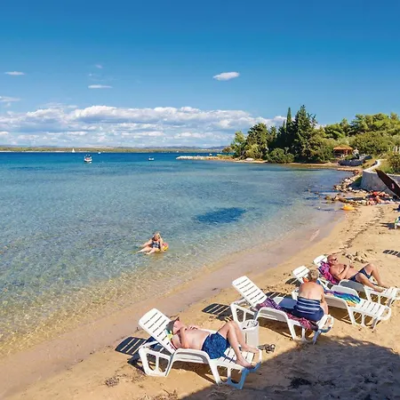 2 Bedroom Stunning In *