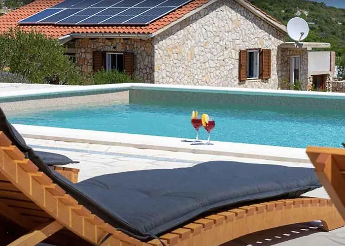 2 Bedroom Stunning In *